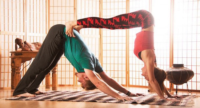 Couple's Yoga Poses: 23 Easy, Medium, and Hard Duo Yoga Poses | Позы в йоге  для начинающих, Движения йоги, Картинки йоги